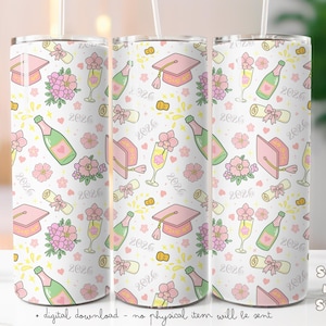Könnte beinhalten: Ein weißer Becher mit einem sich wiederholenden Muster aus Abschlusskappen, Champagnerflaschen, Blumen, Diplomen und Sektgläsern. Das Design enthält das Jahr "2026". Der Becher hat einen Strohhalm und den Text "digital download - no physical item will be sent".