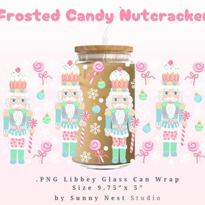 Puede incluir: Un envoltorio de lata de vidrio con un diseño de cascanueces helado. El envoltorio presenta un patrón repetido de soldados cascanueces, piruletas y copos de nieve en colores pastel. El texto "Frosted Candy Nutcracker" está en la parte superior.