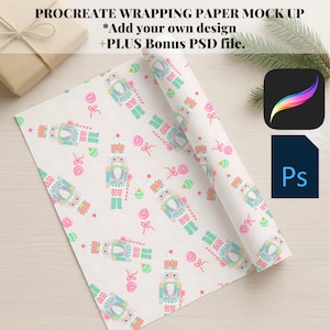 Può includere: Mockup di carta da regalo con un motivo ripetuto di schiaccianoci, caramelle e fiocchi dai colori pastello. Il testo "PROCREATE WRAPPING PAPER MOCK UP" e "*Add your own design +PLUS Bonus PSD file" è visibile. Include icone di Procreate e Photoshop.