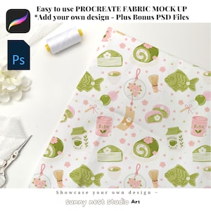 Op de afbeelding: Stof-mockup met een Japans thema. De stof heeft illustraties van vissen, matcha en desserts in groen, roze en wit. De tekst op de stof luidt "Matcha Milk". De afbeelding bevat ook Procreate- en Photoshop-pictogrammen.
