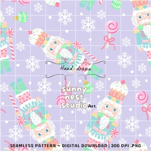 Könnte beinhalten: Nahtloses Muster mit sich wiederholenden Designs von pastellfarbenen Nussknackern, Lollis, Ornamenten und Schneeflocken auf einem lavendelfarbenen Gitterhintergrund. Die Wörter "Hand-drawn" und "sunny nest studio Art" sind ebenfalls sichtbar.