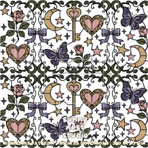 Puede incluir: Patrón sin costuras repetido con corazones, llaves, mariposas, lazos, rosas, lunas y estrellas. El diseño utiliza rosa, morado, dorado y verde sobre un fondo blanco. El texto "Hand drawn" y "Sunny nest studio" es visible. Descarga digital.