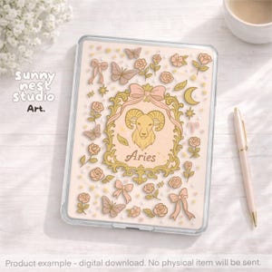 Può includere: Una custodia trasparente per tablet con sfondo rosa chiaro e un design dorato del segno zodiacale dell'Ariete. Il design include un ariete, fiocchi, farfalle, rose e la parola "Aries". È visibile anche il testo "sunny nest studio Art.".