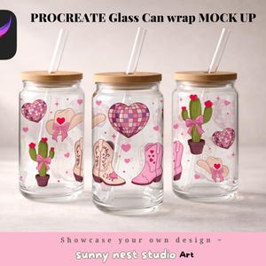 Op de afbeelding: Drie transparante glazen can wraps met bamboe deksels en rietjes. Elke wrap heeft een ander ontwerp: een hart, een cowboyhoed, een cactus en cowboylaarzen, allemaal in roze en paars. De tekst "PROCREATE Glass Can wrap MOCK UP" staat bovenaan.