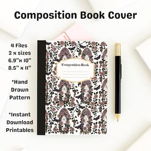 Peut inclure: Un cahier de composition avec un motif floral et de papillons, avec une tranche noire et le texte "Composition Book". Le motif de la couverture comprend des roses, des fenêtres en arc et des papillons. Un stylo noir avec des accents dorés est placé à côté du livre.