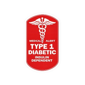 Puede incluir: Una pegatina de alerta médica roja con texto blanco y un símbolo de caduceo. El texto dice "MEDICAL ALERT TYPE 1 DIABETIC INSULIN DEPENDENT". La pegatina tiene forma rectangular redondeada.