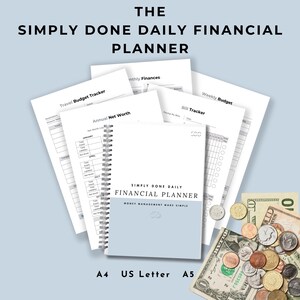 Puede incluir: Un planificador financiero azul y blanco con el título "Simply Done Daily Financial Planner" y el texto "Money Management Made Simple". El planificador está disponible en los tamaños A4, US Letter y A5.