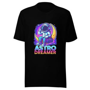 Camiseta Astro Dreamer: Gráfico genial de astronauta, camiseta urbana vibrante, camiseta retro unisex Y2K