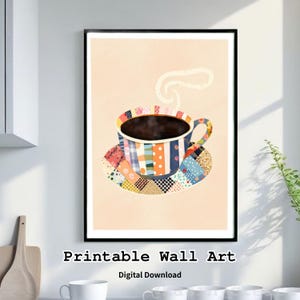 Pode incluir: Impressão emoldurada com uma xícara e pires de café coloridos, em estilo patchwork, cheios de café escuro, com vapor subindo. A obra de arte é definida em um fundo de pêssego claro. O texto na parte inferior diz "Printable Wall Art" e "Digital Download."