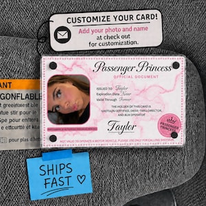 Op de afbeelding: Een aangepast Passenger Princess officieel document met een foto, de naam Taylor en de tekst "Shotgun Certified, Drive-Thru Director, and Aux Operator." Een label hierboven luidt "Customize Your Card!"