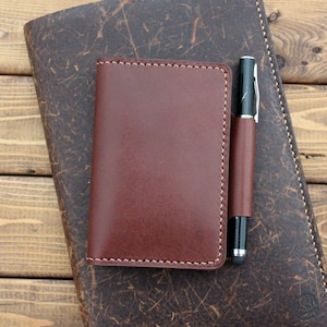 Cartera pequeña para libreta con presilla para bolígrafo en piel italiana color marrón castaña