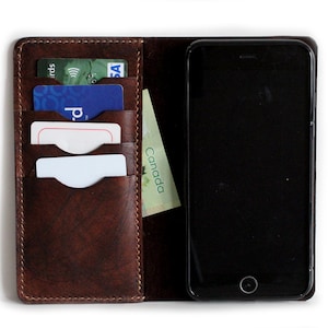 Handgenähte iPhone Hülle aus dunkelbraunem Leder mit Kartenfächern