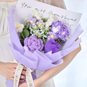 Bouquet di fiori all'uncinetto con fiori di giglio, tulipano e rosa all'uncinetto e biglietto incluso, bouquet di fiori lavorati a maglia, regalo per donne, fiori di compleanno