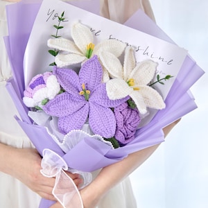 Lila häkeln Lilienstrauß mit gehäkelten Blumen von Lily Rose, gestrickte Blumenstrauß Geschenk für Frauen Kinder, Geburtstagsgeschenk, Geschenk für Mama