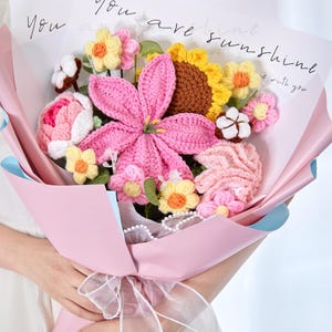 Bouquet di fiori rosa all'uncinetto con fiori di giglio, rosa e girasole all'uncinetto e biglietto d'auguri, regalo di anniversario, fiori di compleanno, regalo per lei