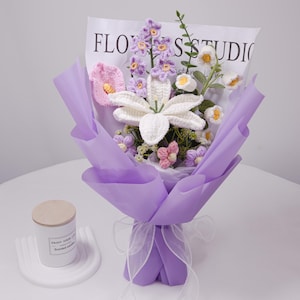 Gehäkelter Strauß mit gehäkelten Blumen der Lilie Calla, Maiglöckchen, lila Strickblumenstrauß, Jubiläumsgeschenk, Geburtstagsgeschenk