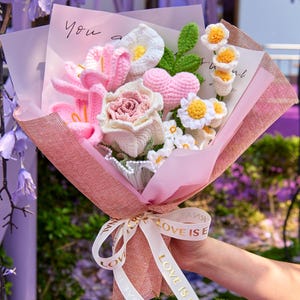 Bouquet rosa all'uncinetto con fiori all'uncinetto, tulipani rosa all'uncinetto e biglietto incluso, bouquet di fiori lavorati a maglia, regalo per lei, regalo di anniversario