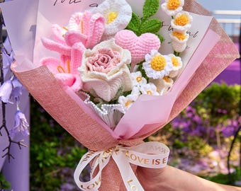 Bouquet di 3 tulipani all'uncinetto rosa pastello 🌷 Realizzati a mano, perfetti come decorazione o idea regalo. Per maggiori informazioni contattaci in direct💌 #crochetflowers #spediamointuttaitalia #bouquet