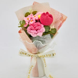 Handgefertigter Häkelstrauß mit gehäkelten Rosen, Gänseblümchen, Tulip Vergissmeinnicht, gestrickter Blumenstrauß für Geburtstagsgeschenk, Jubiläumsgeschenk