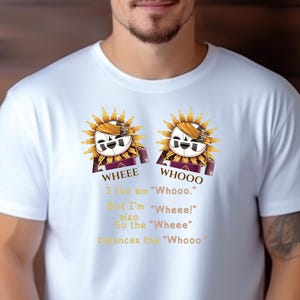 Puede incluir: Camiseta blanca con un gráfico de dos soles de dibujos animados con gafas de sol. El texto de la camiseta dice "WHEEE" y "WHOOO" con texto adicional debajo. Un artículo informal para el uso diario.