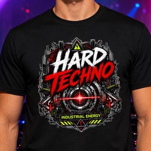 Può includere: T-shirt nero con la scritta "HARD TECHNO" in rosso e bianco, ornata da un motivo geometrico e dal testo "INDUSTRIAL ENERGY". La persona è in piedi davanti all'attrezzatura da DJ in un club.