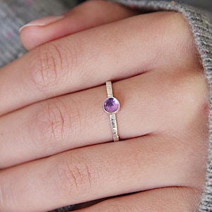 Amethyst Strukturierter Ring in Silber oder Gold, Februar Geburtsstein Geburtstagsgeschenk, Schlichter Lila Edelstein Silber Ring, Alltäglicher Solitär Ring