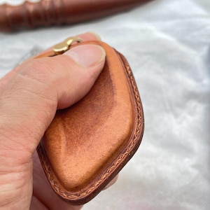 Funda de cuero genuino para llavero BMW / Estuche triangular para llave inteligente hecho a mano / Llavero de coche vintage con gancho dorado
