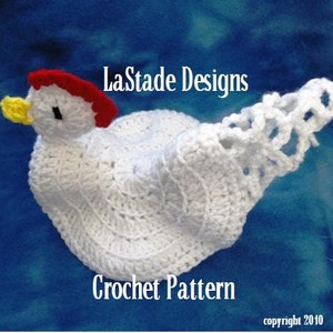 Puede incluir: Amigurumi de pollo blanco tejido a crochet con una cresta roja, un pico amarillo y plumas de cola blancas tejidas a crochet. Patrón de crochet de LaStade Designs. Copyright 2010.