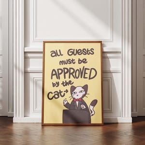 Todos los invitados deben ser aprobados por el gato. Impresión, dibujo divertido de gato, póster de gato amarillo mantequilla, regalo para amantes de los gatos, arte de pared digital imprimible para mascotas.