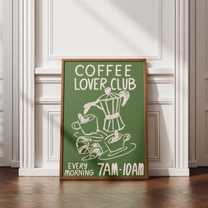 Puede incluir: Un letrero de pizarra verde con texto blanco que dice "Coffee Lover Club" y "Every Morning 7AM-10AM". El letrero presenta una ilustración dibujada a mano de una cafetera, dos tazas y croissants.