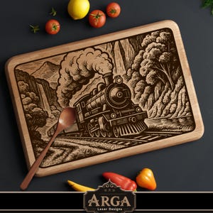 Puede incluir: Tabla de cortar rectangular de madera con una imagen grabada detallada de un tren de vapor vintage que viaja por un paisaje montañoso. Una cuchara de madera descansa sobre la tabla. Verduras frescas rodean la tabla.