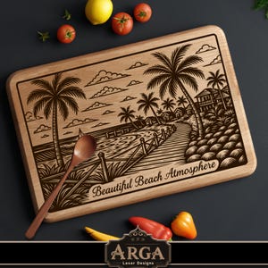 Puede incluir: Tabla de cortar de madera con una escena de playa grabada con láser, con palmeras, un paseo marítimo y el texto "Beautiful Beach Atmosphere". Una cuchara de madera descansa sobre la tabla. Productos frescos rodean la tabla.