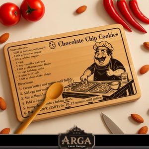 Puede incluir: Tabla de cortar de madera con un diseño grabado con láser que muestra a un chef haciendo galletas con chispas de chocolate. La tabla incluye una receta. También se ven una cuchara de madera y un cuchillo.