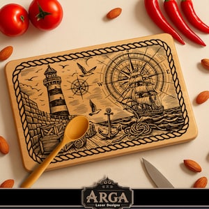 Puede incluir: Tabla de cortar de madera con diseño náutico. Presenta un faro, un barco, una brújula y un borde de cuerda. Incluye una cuchara de madera, tomates, pimientos rojos, almendras y un cuchillo.