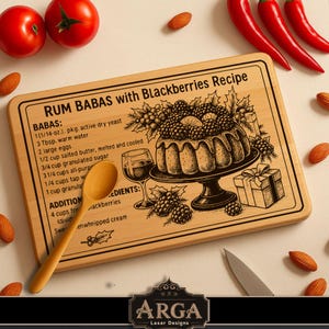 Peut inclure: Planche à découper en bois avec une recette de Babas au Rhum et aux Mûres. La planche présente une illustration gravée d'un gâteau, d'un verre à vin et d'un coffret cadeau. Une cuillère en bois et un couteau sont également présents. Autour, des tomates, des amandes et des piments.