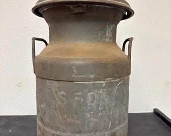 アンティークのキーストーン・デイリー・ミルク缶：農家の庭のアート