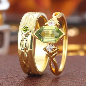 Peridot förlovningsring för kvinnor lång hexagonslipad 5 x 9 mm peridot herrring 14K gult guld parringsset present till par matchande ring
