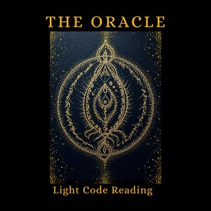 Könnte beinhalten: Dunkelblauer Hintergrund mit goldenem Text und goldener Illustration. Der Text oben lautet "THE ORACLE" und der Text unten lautet "Light Code Reading". Die Illustration ist ein detailliertes, symmetrisches Design.