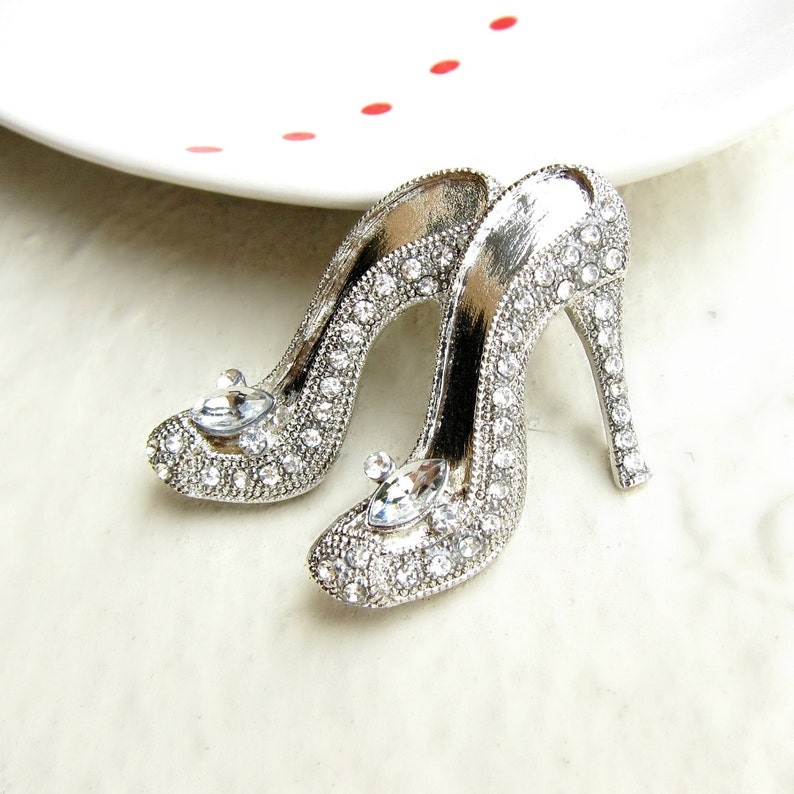 2 Rhinestone Brooch Crystal Cinderella Shoes Heel for Wedding Brooch Bouquet Bridesmaid Brooch Ring Pillow BRO-009 40mm or 1.6inch imagem 1