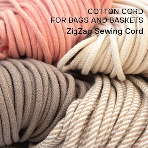 Puede incluir: Primer plano de varios carretes de cordón de algodón en varios colores, incluyendo rosa, beige y marrón. El texto en la imagen dice "COTTON CORD FOR BAGS AND BASKETS ZigZag Sewing Cord."