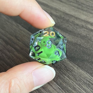 Leuke groene dobbelsteen van slangenhars | 3D-geprinte smaragdgroene slang en zwart web | 7-delige doorschijnende DND-dobbelstenen | Metallic zwart gouden cijfers | 144
