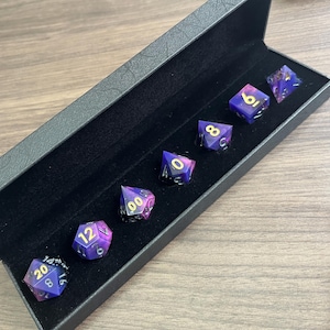 Juego de dados DND Astral Amethyst / Resina tricolor con capas de perla, brillo y galaxia / Poliédricos RPG con tinta negra y dorada metálica / 90