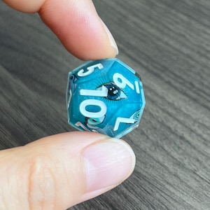 Juego de dados "Mirándote" / Resina azul perlada con calcomanías de ojos de dibujos animados / Resina en capas hecha a mano / Dados DND caprichosos / 46