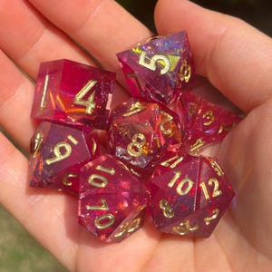 Juego de dados D&D iridiscentes, color rosa y morado encantados / Números dorados / Dados de rol de resina con borde afilado cortados a mano / 11