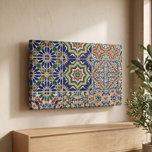 Könnte beinhalten: Ein rechteckiges Wandbild auf Leinwand mit einem Raster aus dekorativen Fliesen, die komplexe geometrische Muster in Dunkelblau, Waldgrün, Terrakotta-Orange und Creme zeigen. Das Design besteht aus wiederkehrenden Stern- und Blumenmotiven.