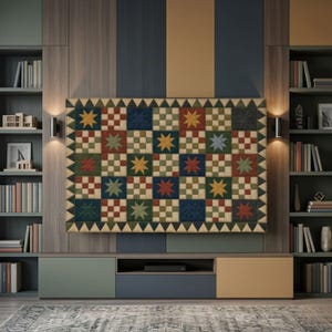 Puede incluir: Una colcha rectangular con un patrón repetitivo de estrellas de ocho puntas en tonos azul, rojo, verde y amarillo, intercaladas con pequeños cuadrados a cuadros y bordeada por un diseño de borde triangular en zigzag.