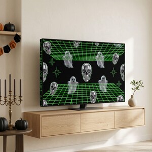 Könnte beinhalten: Ein Flachbildfernseher, der eine digitale Grafik mit schwarzem Hintergrund, einem leuchtend grünen Gittermuster, mehreren silberfarbenen menschlichen Schädeln und mehreren weißen Geisterfiguren in einem sich wiederholenden Muster anzeigt.