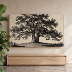 Peut inclure: Une impression d'art mural rectangulaire présentant une illustration détaillée en noir et blanc d'un grand arbre étendu avec des branches torsadées et un feuillage dense, sur un fond crème clair, affichée au-dessus d'une console en bois.
