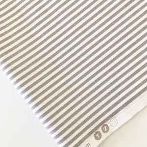 Grau gestreifter Stoff - Riley Blake Stripes - 1/8 &quot;Grau und Weiß gestreifter Stoff von der 1/2 Yard