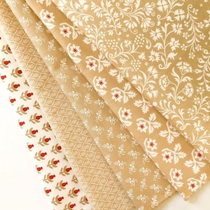 Zestaw 5 kolorowych ćwiartek tkaniny Fig Tree Buon Natale Fat Quarter – zestaw w kolorze jasnobrązowym